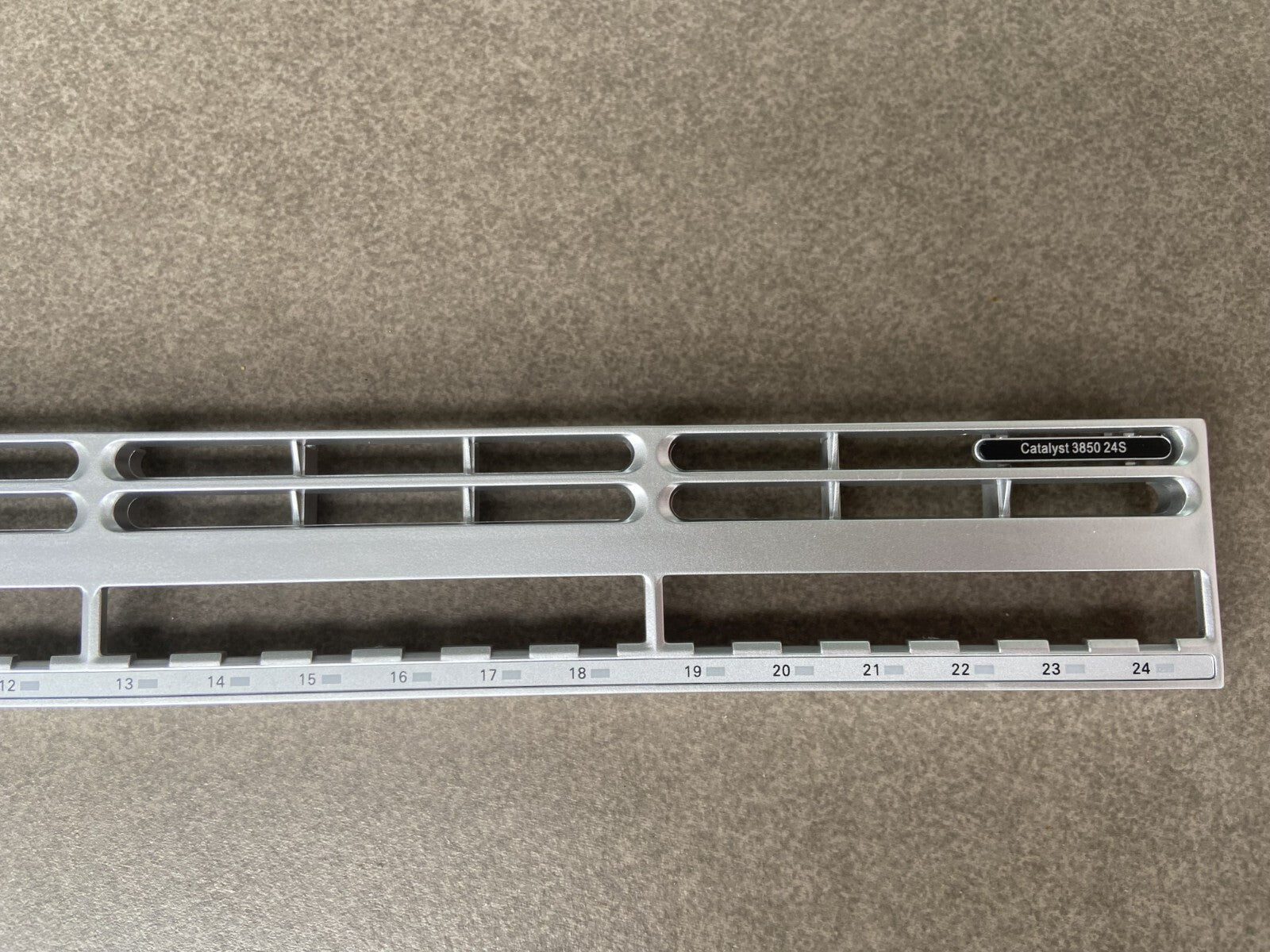 Cisco Catalyst WS-C3850-24S-S Placa frontal para reemplazo