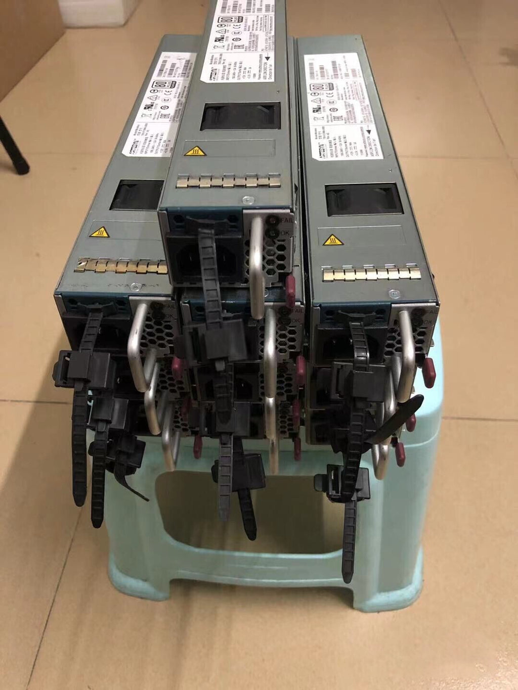Fuente de alimentación Cisco NXA-PAC-1100W-PI2 (de adelante hacia atrás) para N9K-C9336C Buena