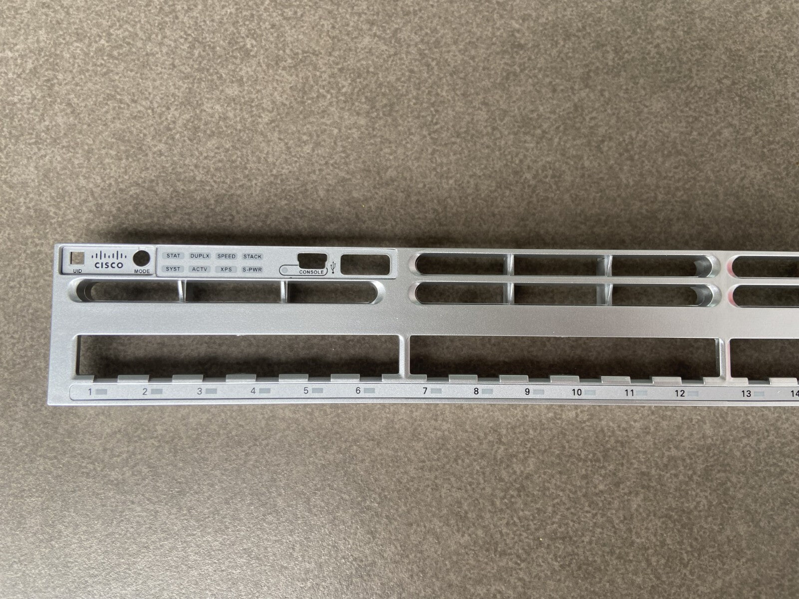 Cisco Catalyst WS-C3850-24S-S Placa frontal para reemplazo