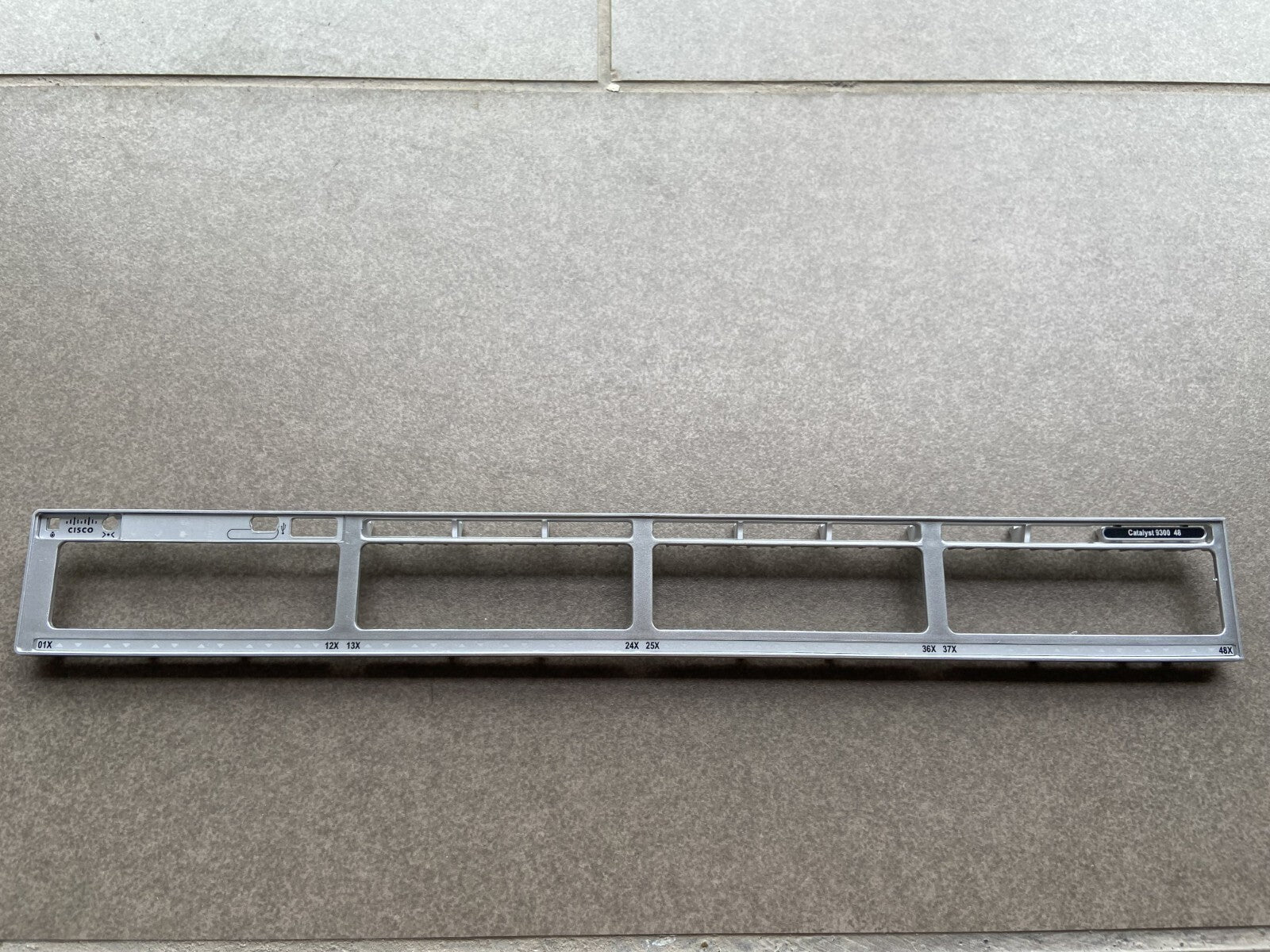 Cisco Catalyst C9300-48T-E C9300-48T-A Embellecedor frontal para reemplazo