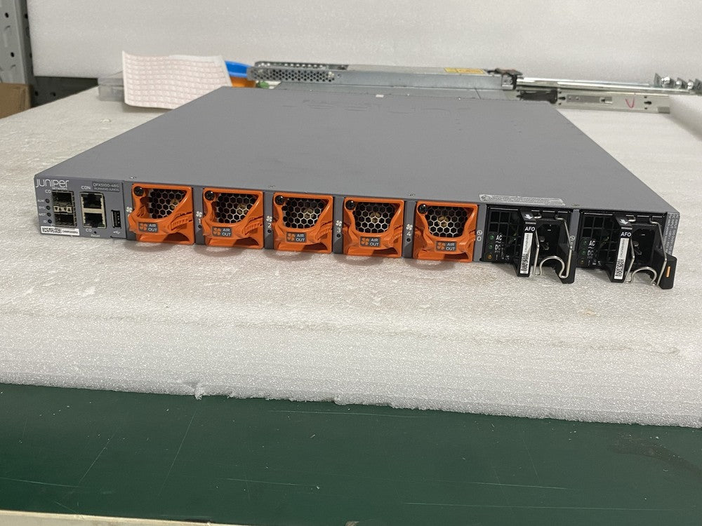 Juniper QFX5100-48S-3AFO 48-Port SFP+ 6x QSFP+ 2x JPSU-650W-AC-AFO Switch