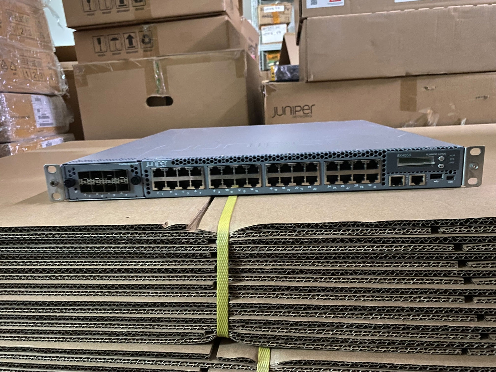 Juniper EX4550-32T-AFO Switch de 32 puertos 1/10GB con doble fuente de alimentación de CA y ventilador