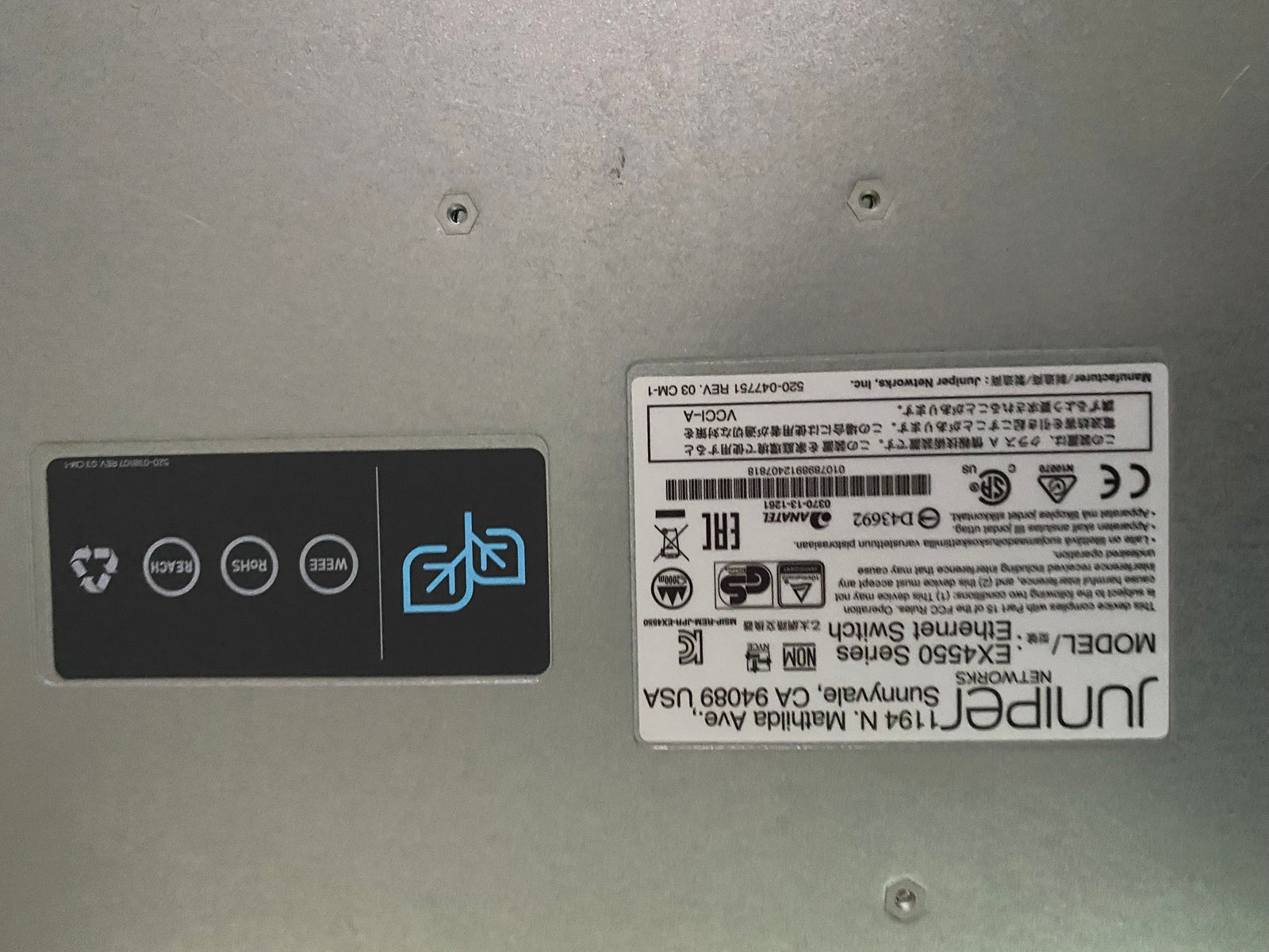 Juniper EX4550-32T-AFO Switch de 32 puertos 1/10GB con doble fuente de alimentación de CA y ventilador