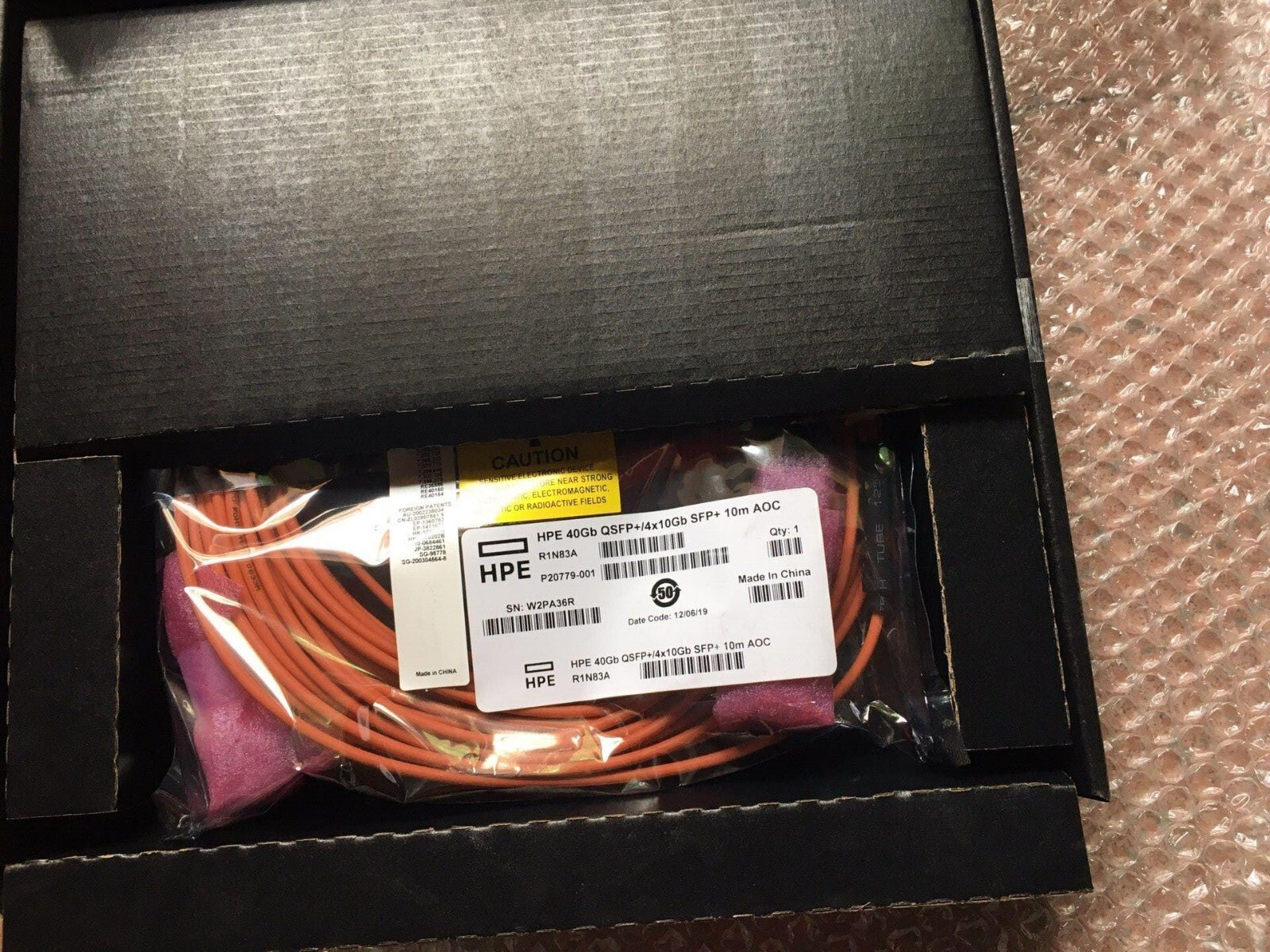 New open HPE 40Gb QSFP+/4x10Gb SFP+ 10M AOC Direct Attach R1N83A Optical Cable - Image 4