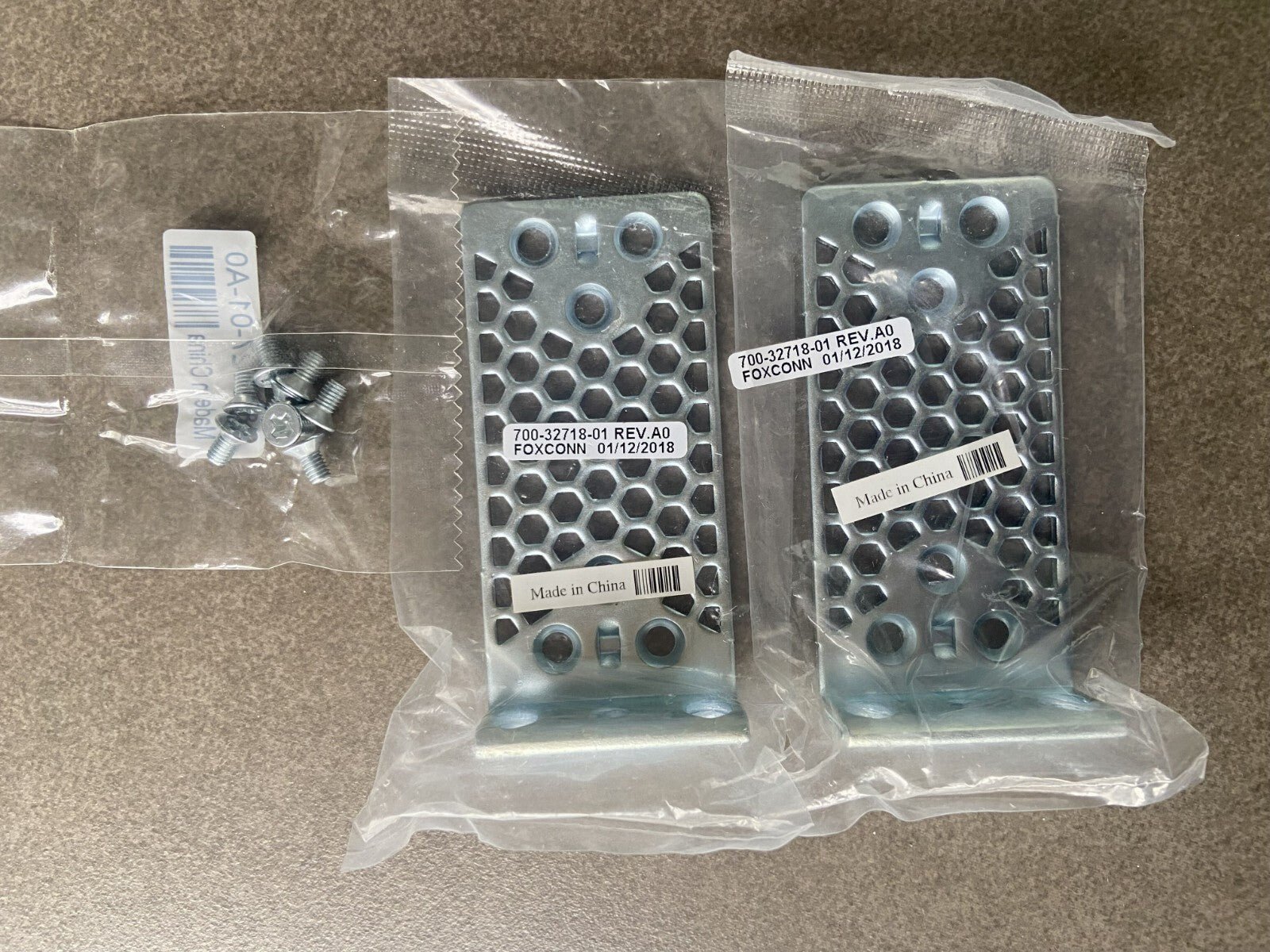 1 pair Cisco Catalyst 9200 Series Rack Mount Kit, RACK-KIT-T1 , 700-32718-01