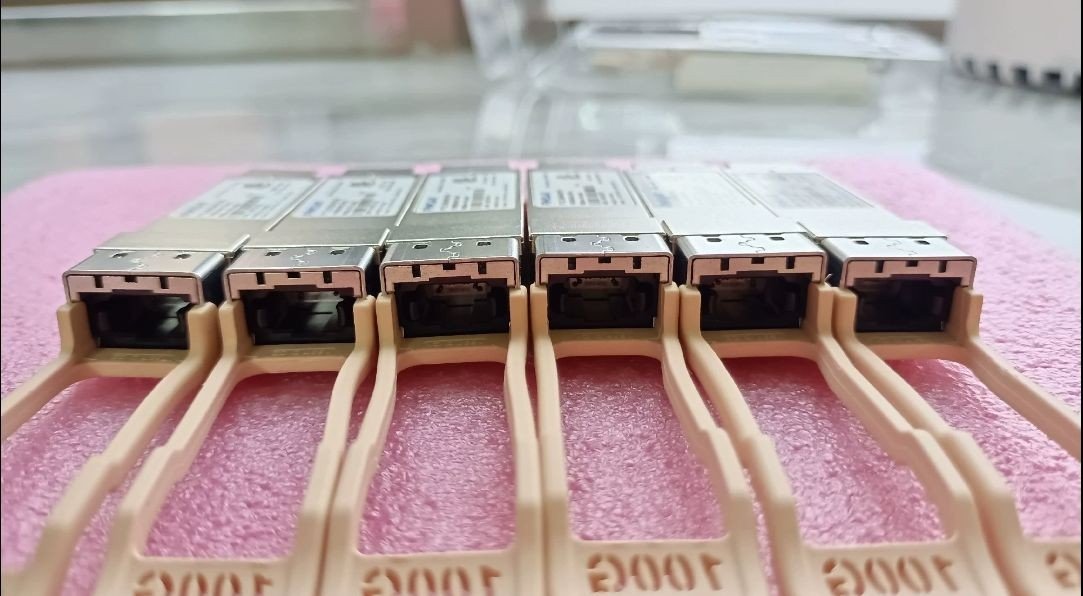 1x Finisar FTLC9554REPM 100GBASE-SR4 OM4MMF 100M QSFP28-100GE-SR4 850nm - Image 2